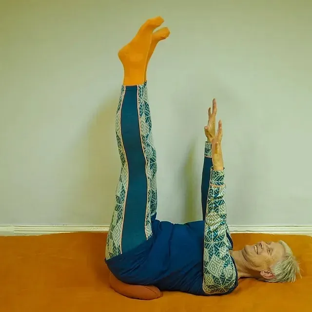 Yogastilling på bakken, liggende