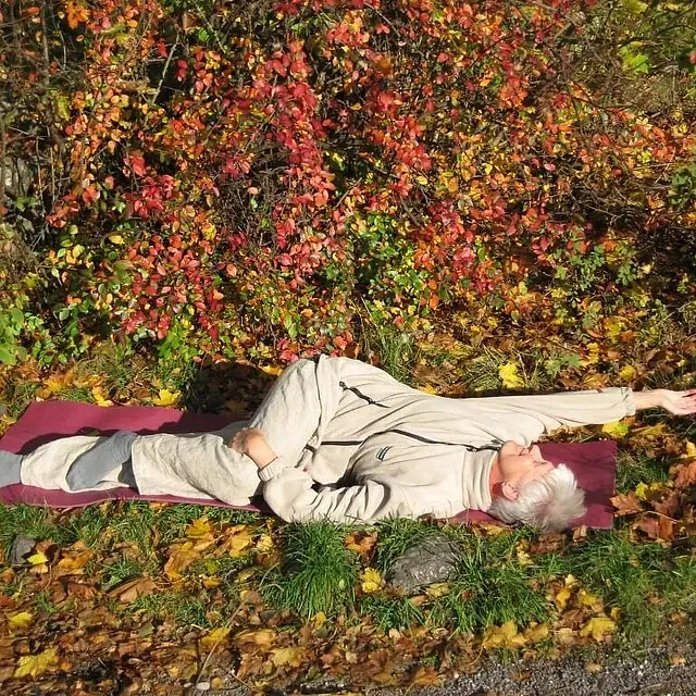 Yogastilling ute i naturen